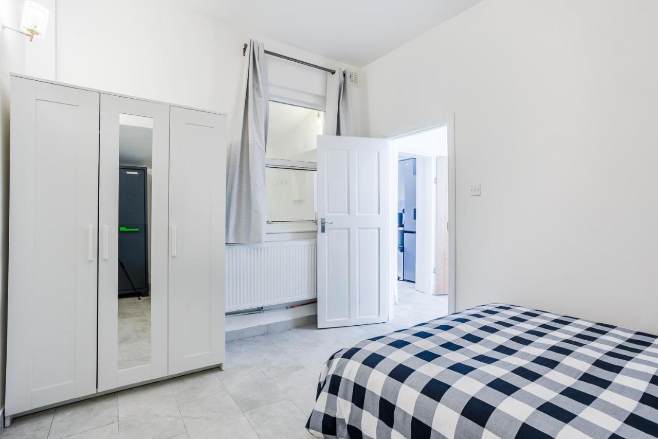 4 Bedroom House With Garden, Parking & 3 Mins Walking Distance From Train Station * Londen