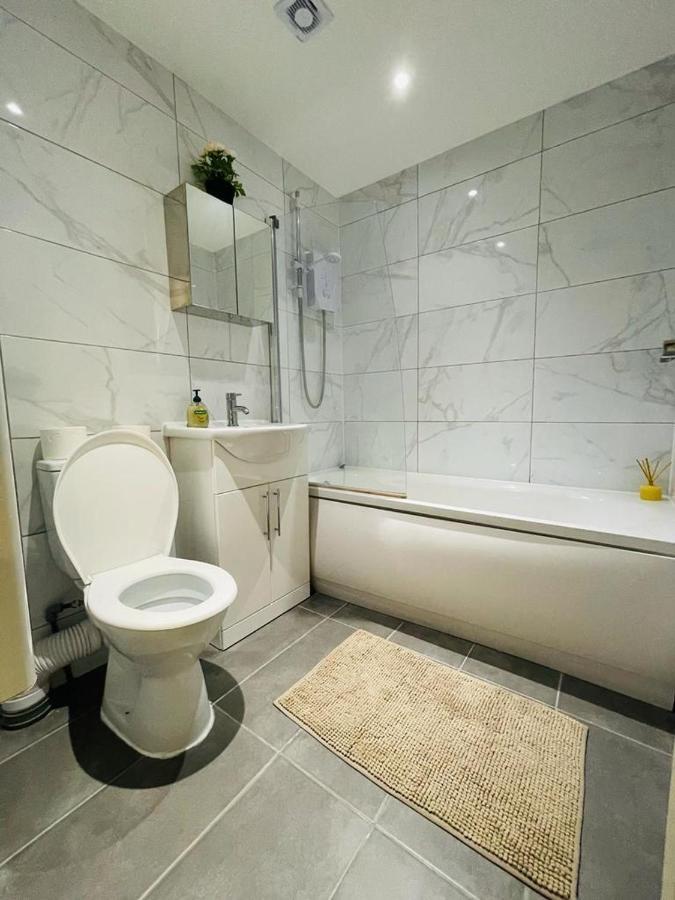 Lovely 2 Bedroom Serviced In Apartment *