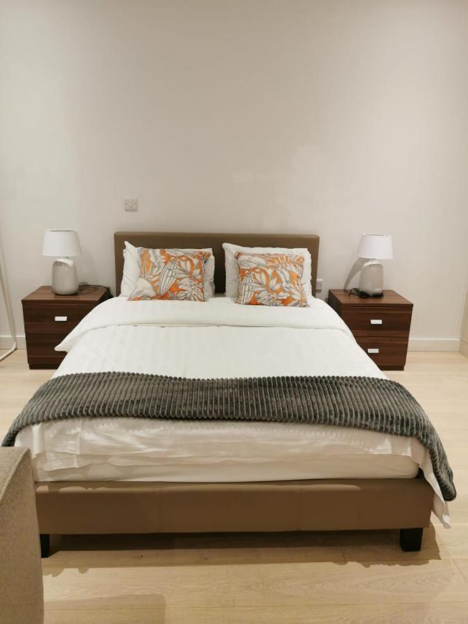 Apartment Comfy 1 Bed Studio 1 Minute From Train Station