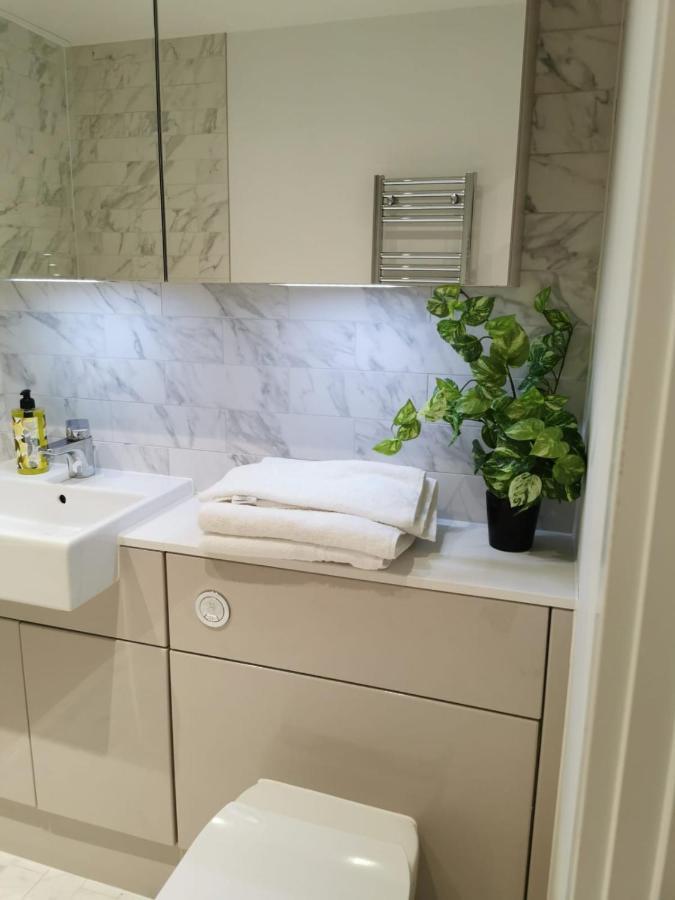 Comfy 1 Bed Studio 1 Minute From Train Station Apartment London