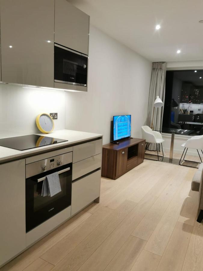 Comfy 1 Bed Studio 1 Minute From Train Station London