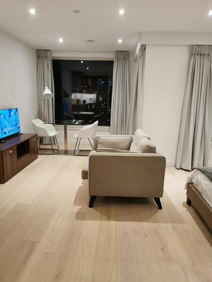 Comfy 1 Bed Studio 1 Minute From Train Station Apartment