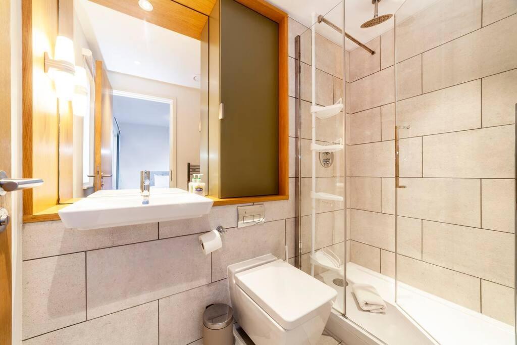 Stunning New 3 Bdr Duplex Wbalcony, East Apartamento *