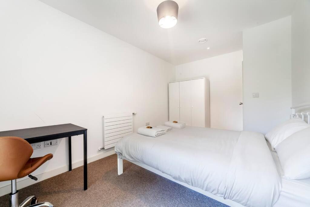 Stunning New 3 Bdr Duplex Wbalcony, East Londres
