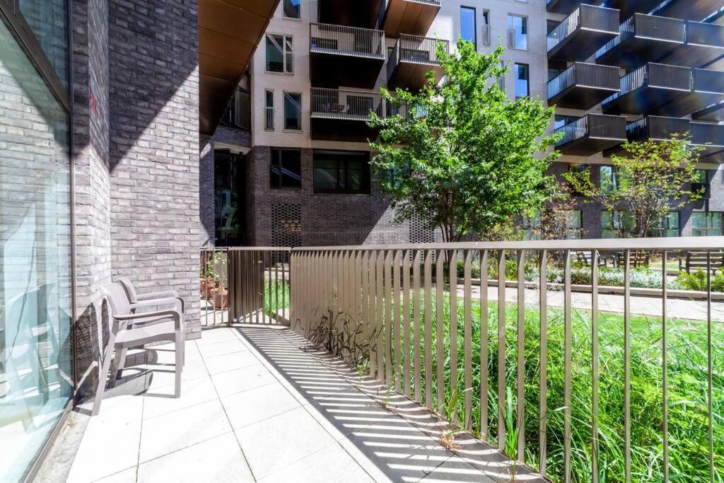 Stunning New 3 Bdr Duplex Wbalcony, East Apartamento Londres