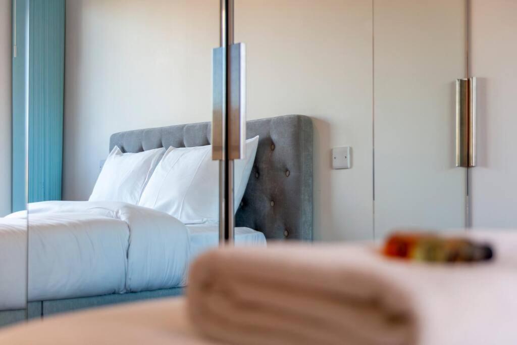 Stunning New 3 Bdr Duplex Wbalcony, East Apartamento Londres