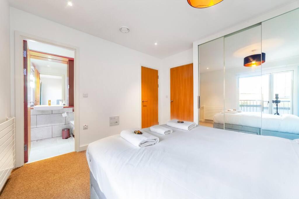 Stunning New 3 Bdr Duplex Wbalcony, East Apartamento *