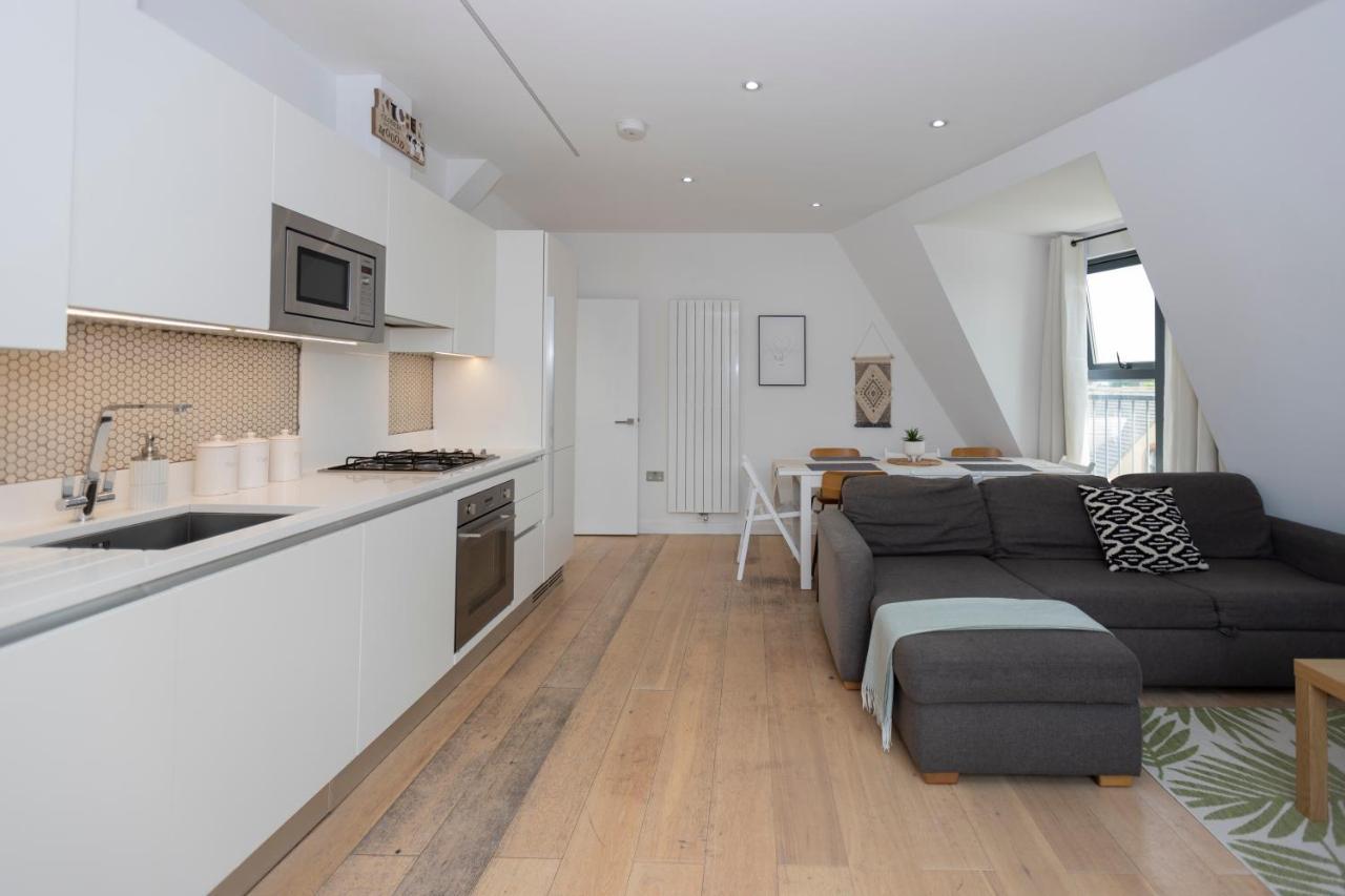 Stunning 3 Bedroom Penthouse With Terrace And Lift Londres
