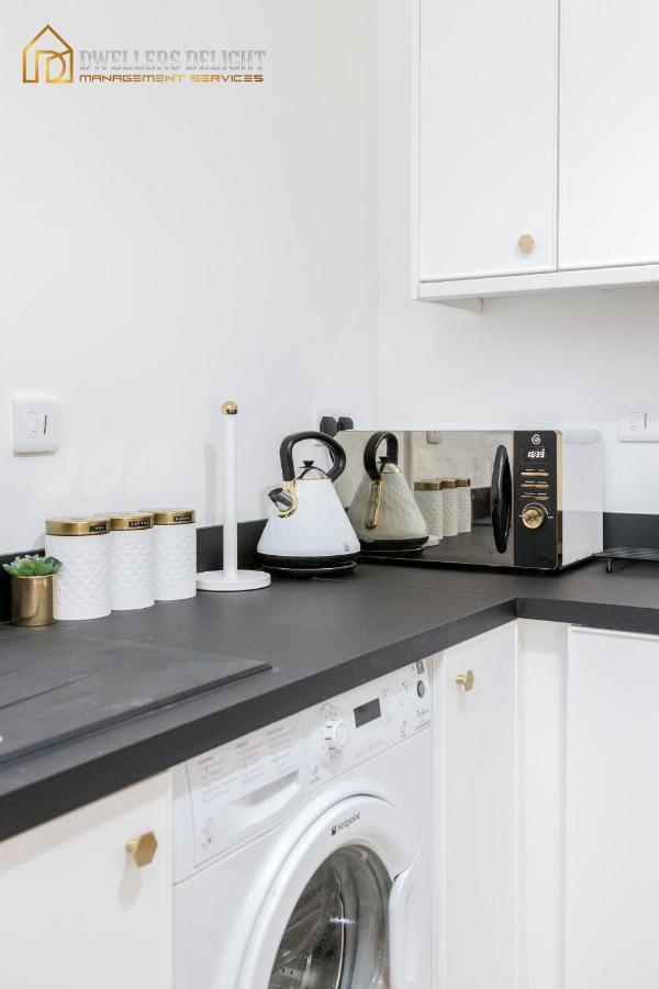 Entire 2 Bed Flat Plaistow,canning Town Prime Location In * Londres