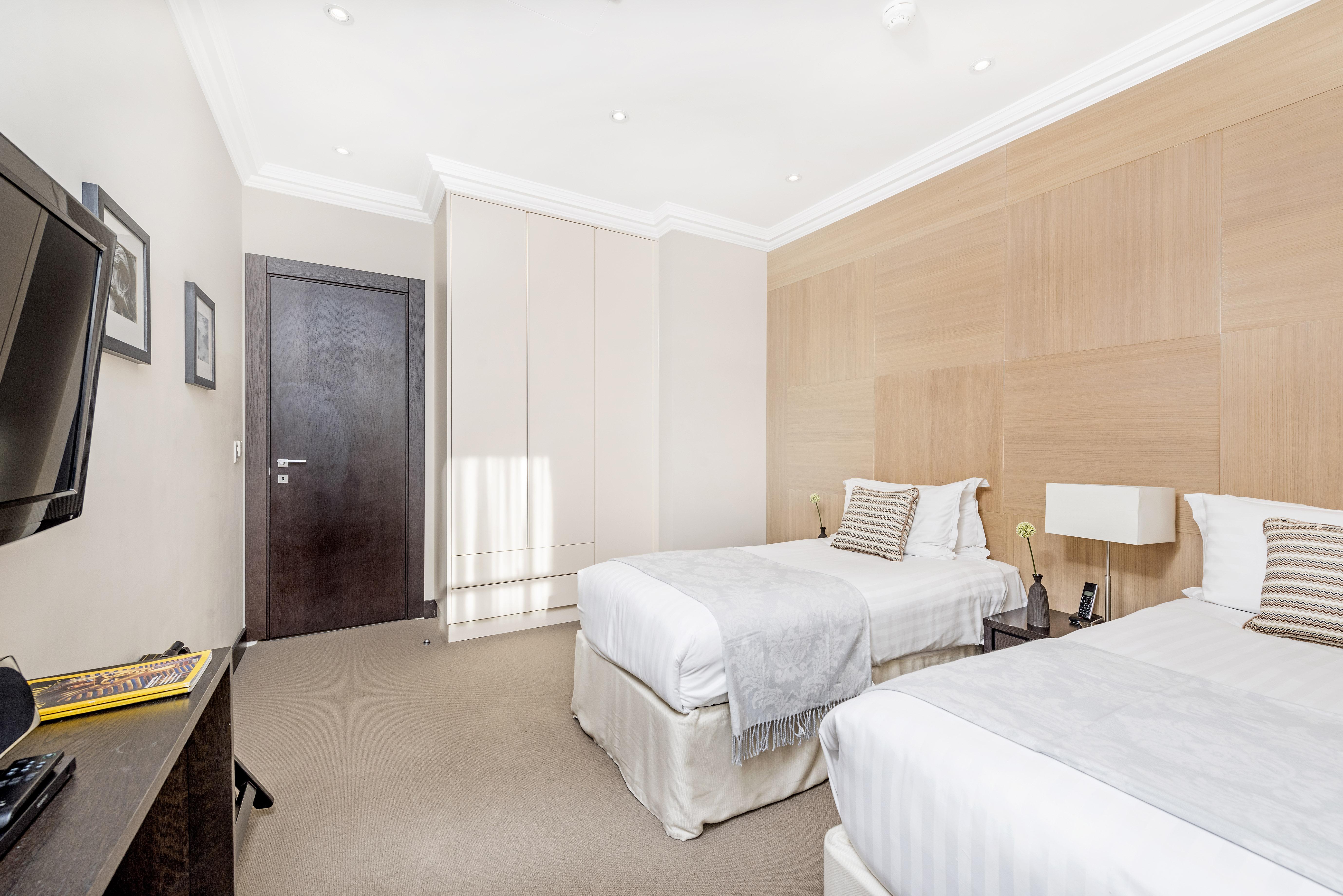 Aparthotel 130 Queen's Gate 5*