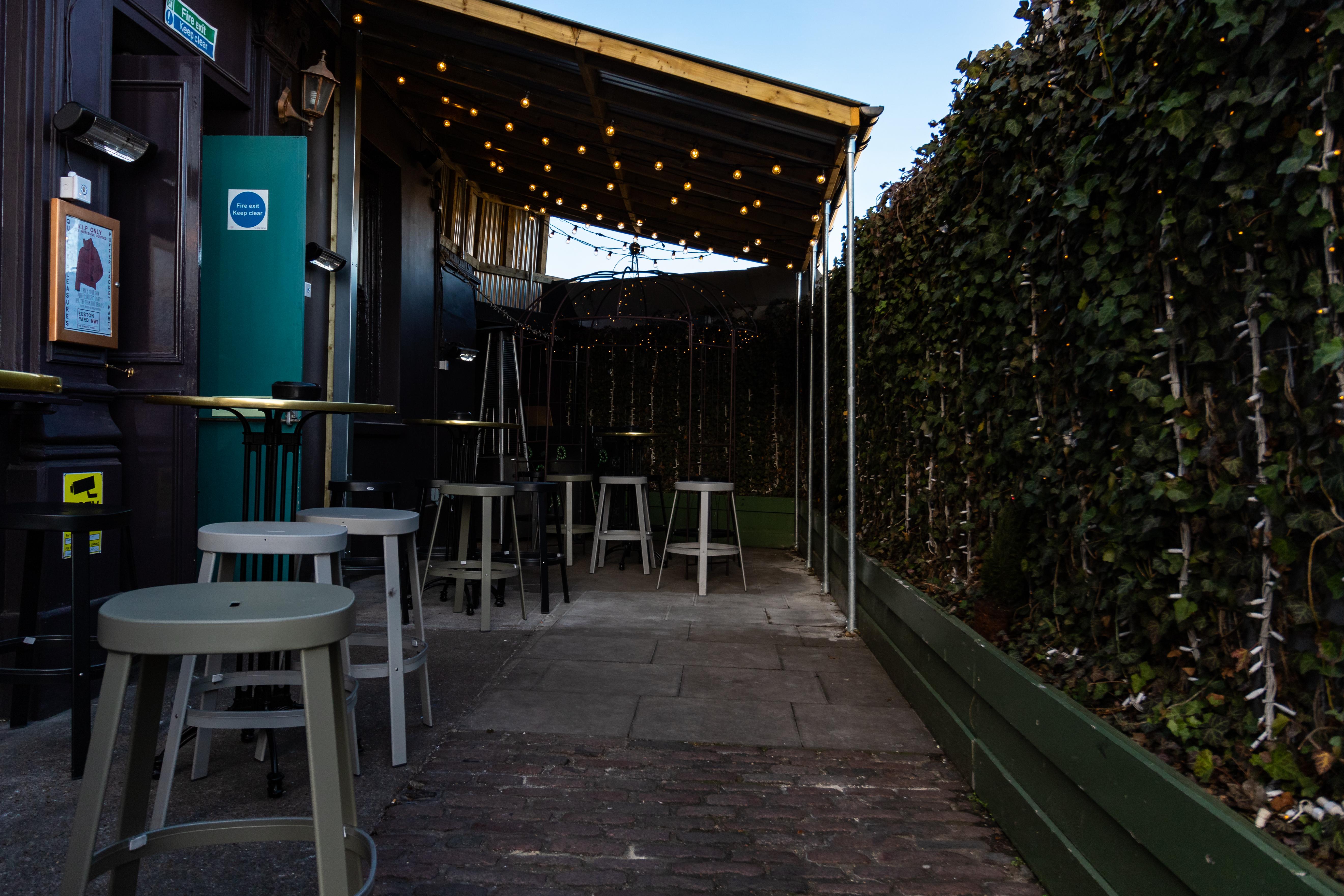 Publove @ The Exmouth Arms, Euston Albergue *