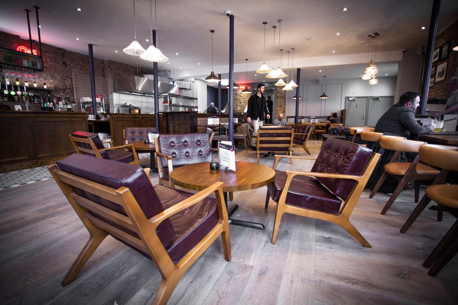 Hostal Publove @ The Crown, Battersea *