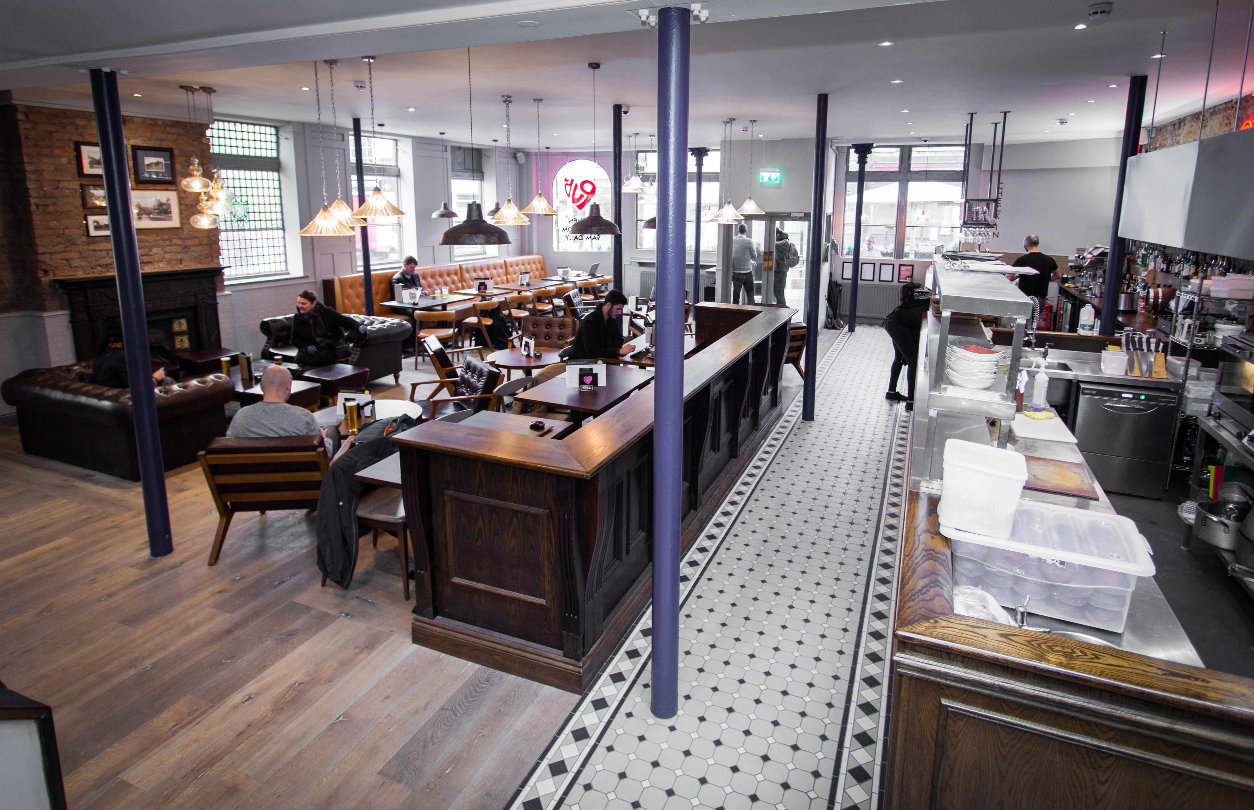 Publove @ The Crown, Battersea Hostal