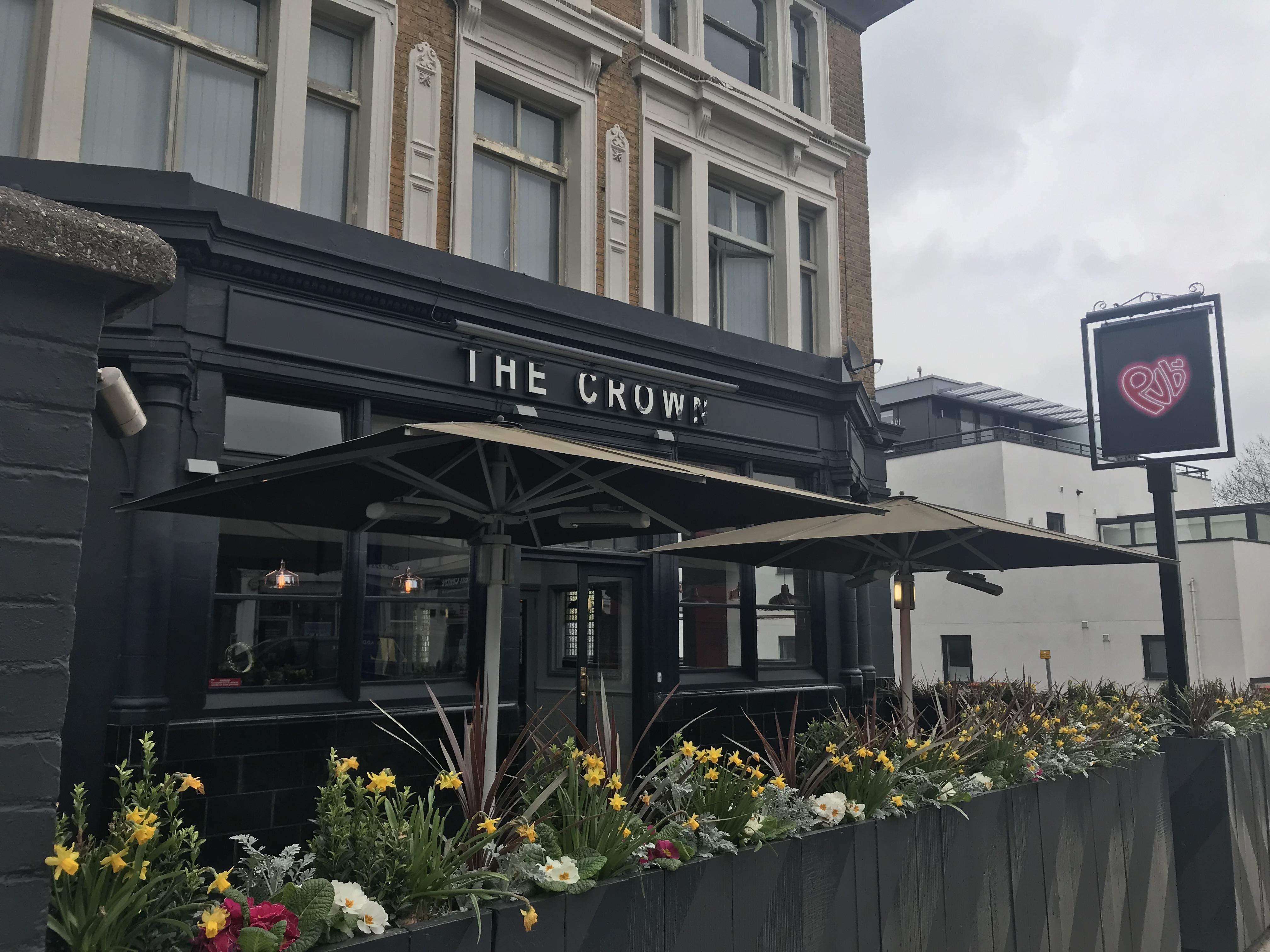 Publove @ The Crown, Battersea Hostal