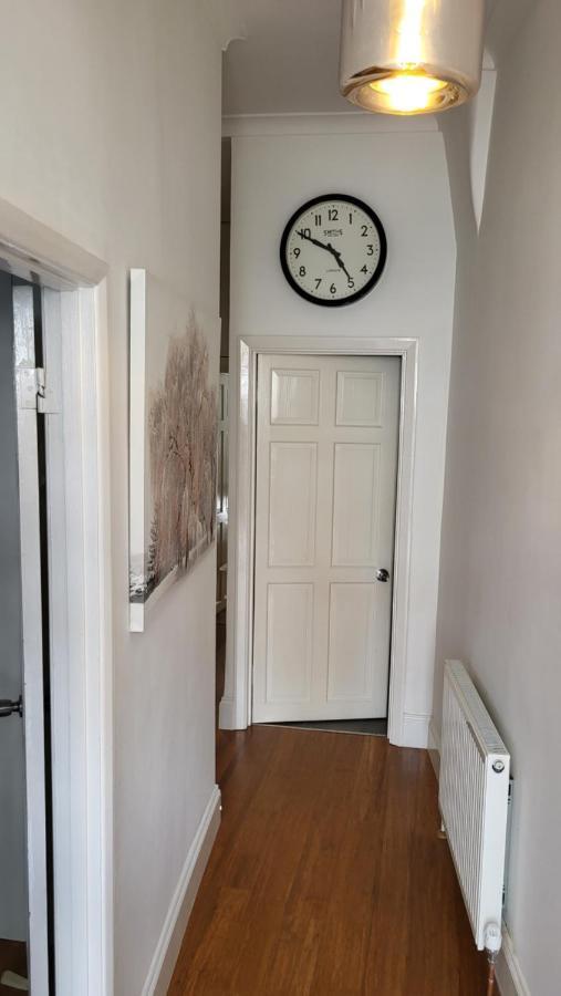 2 Bed Luxury Service In The Heart Of Chiswick Town, W4 Zone 2 Appartement Londres