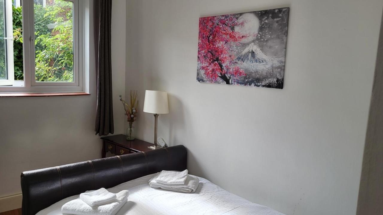 2 Bed Luxury Service In The Heart Of Chiswick Town, W4 Zone 2 * Londres