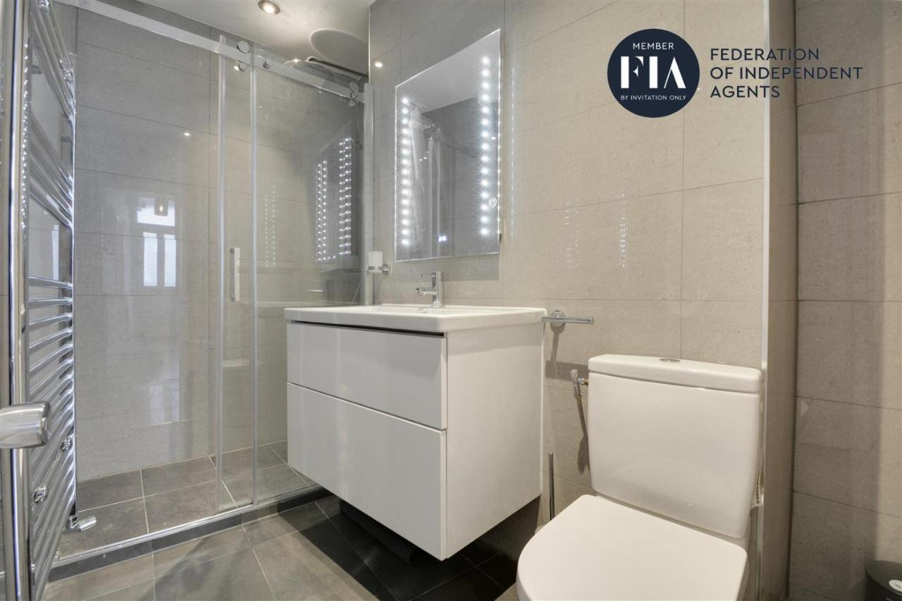 Appartement 2 Bed Luxury Service In The Heart Of Chiswick Town, W4 Zone 2 *