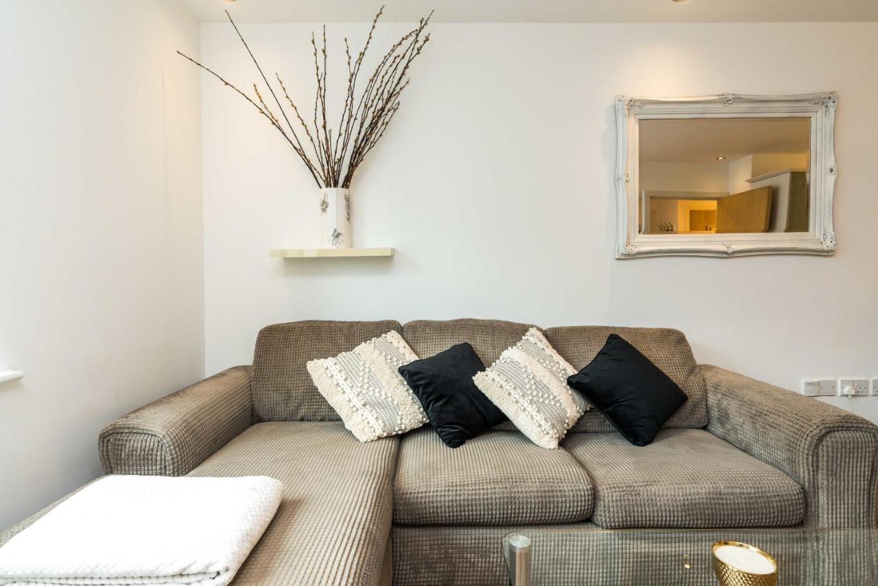 Fast Internet One Bedroom In Greater London, Id Required