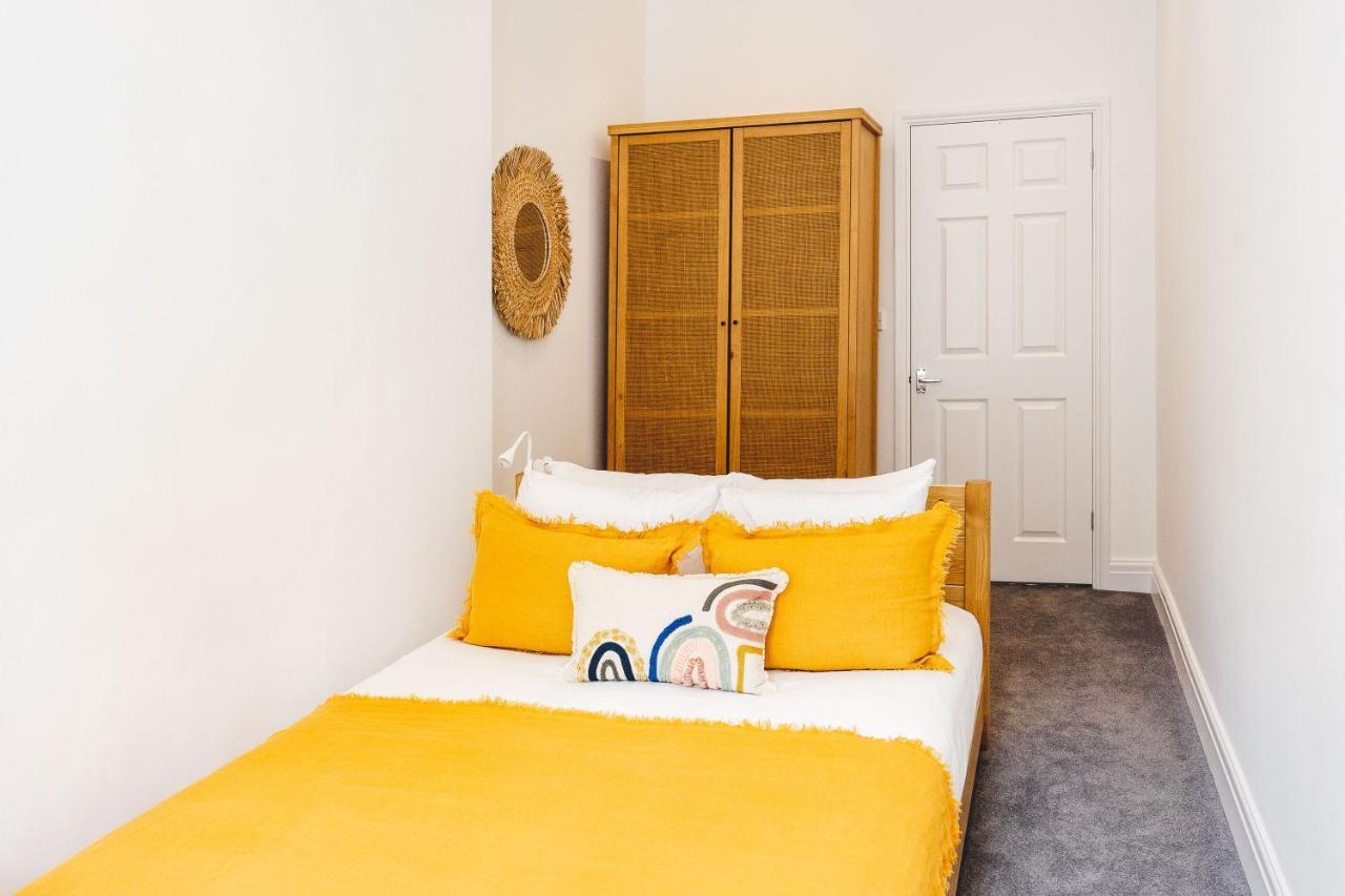 2 Bedroom Right On Trafalgar Square Londres