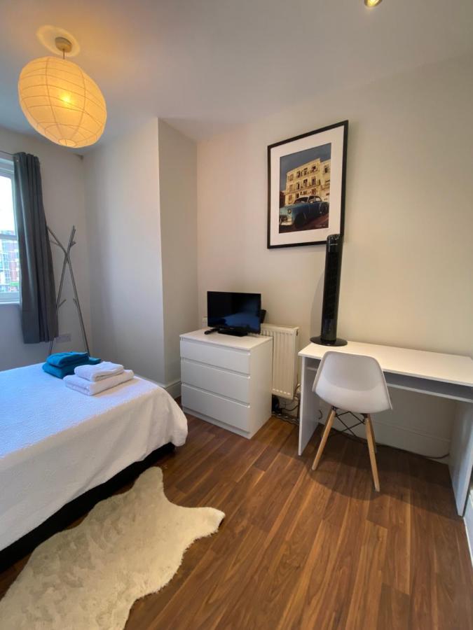 Guest house Notting Hill Next Door Bedroom In The Share Flat London