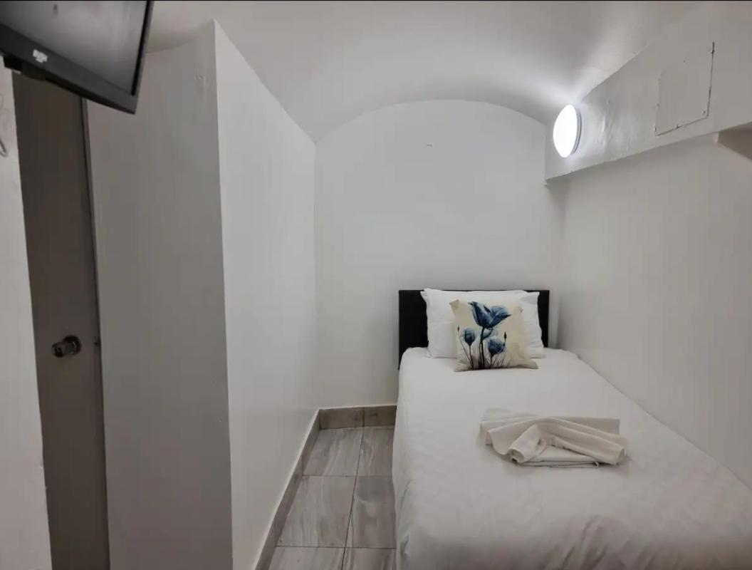 F24- Basement Single Studio Near Paddington * London