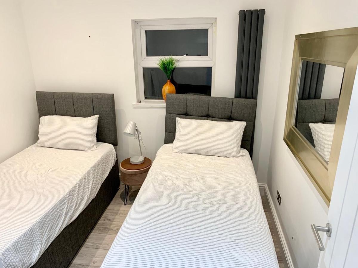Modern 2 Bedroom With Private Garden Near Canary Wharf Apartment London