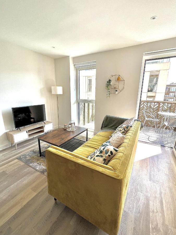 Modern In Shepherds Bush Near Westfield