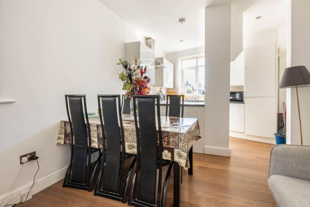 Spacious 2 Bed 2 Bath With Free Parking For 2 Cars And Underground Station Zone 2 For Quick Access To Up To 10 Guests Apartment *