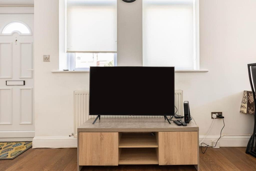 Apartment Spacious 2 Bed 2 Bath With Free Parking For 2 Cars And Underground Station Zone 2 For Quick Access To Up To 10 Guests *