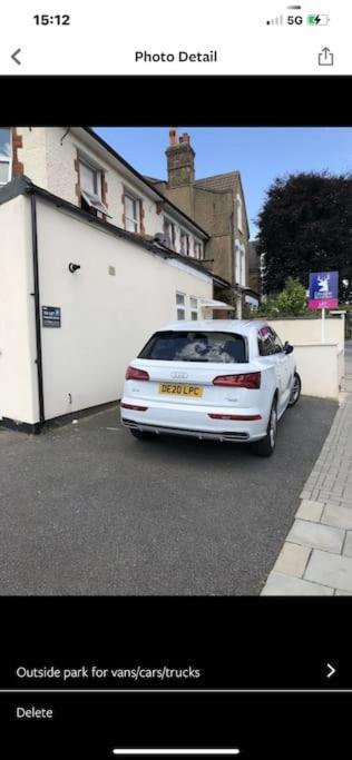Spacious 2 Bed 2 Bath With Free Parking For 2 Cars And Underground Station Zone 2 For Quick Access To Up To 10 Guests Apartment London