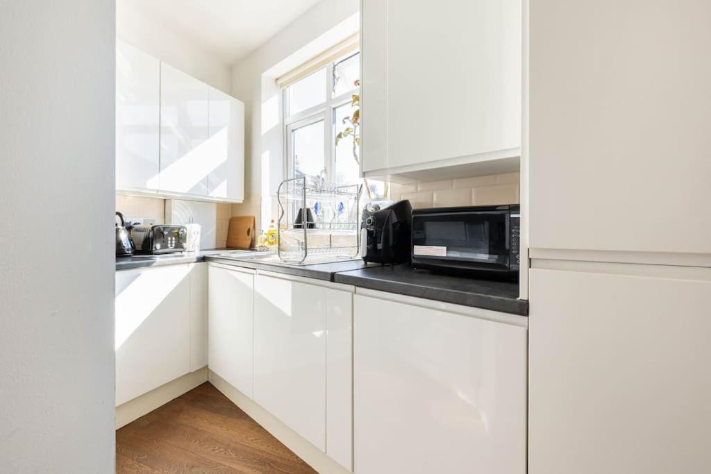 Apartment Spacious 2 Bed 2 Bath With Free Parking For 2 Cars And Underground Station Zone 2 For Quick Access To Up To 10 Guests *