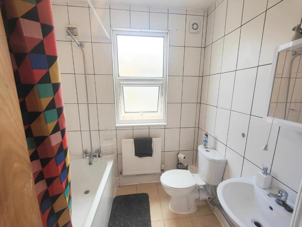 Lovely 3 Bedroom Serviced In Leytonstone Londres