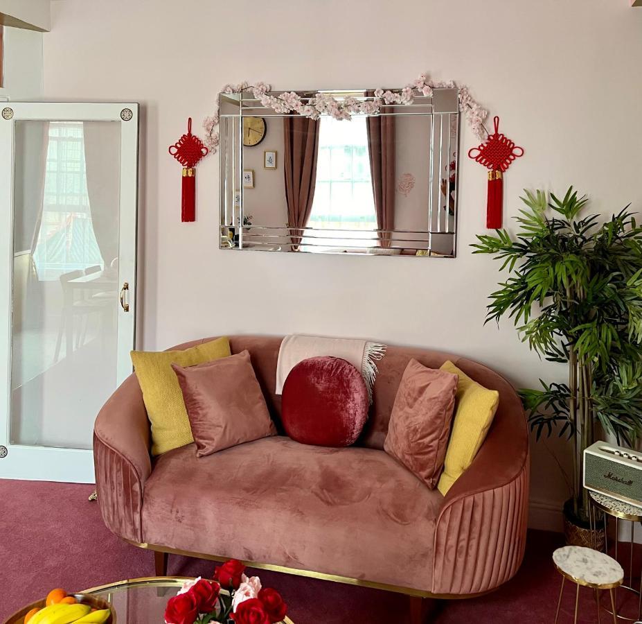 Chinatown Apartment *