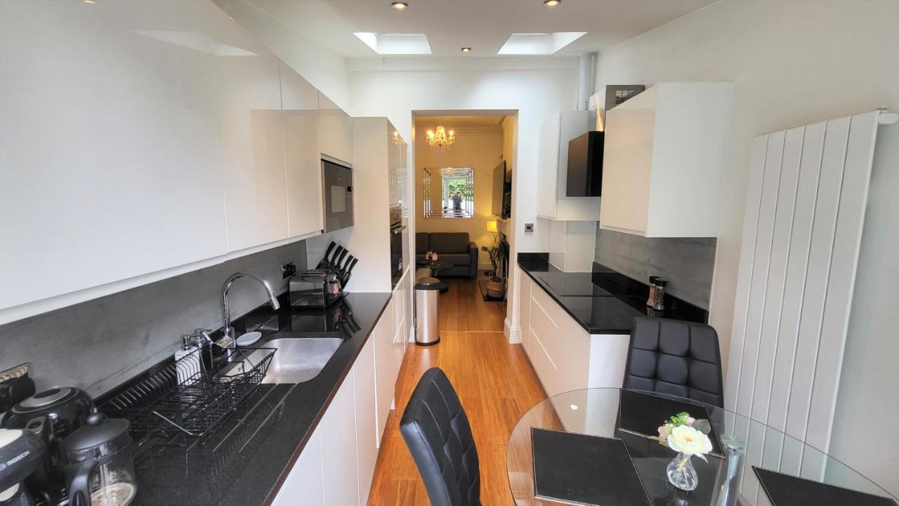 2 Bed Luxury Service In The Heart Of Chiswick Town, W4 Zone 2 Appartement