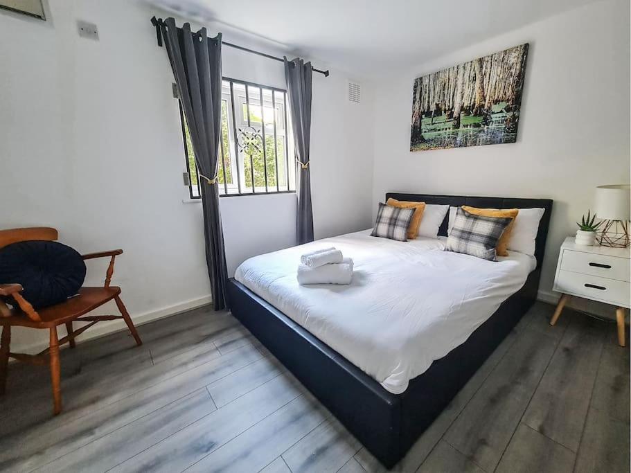 Comfy 2 Bed Flat With Free Parking, Close To Tube * London