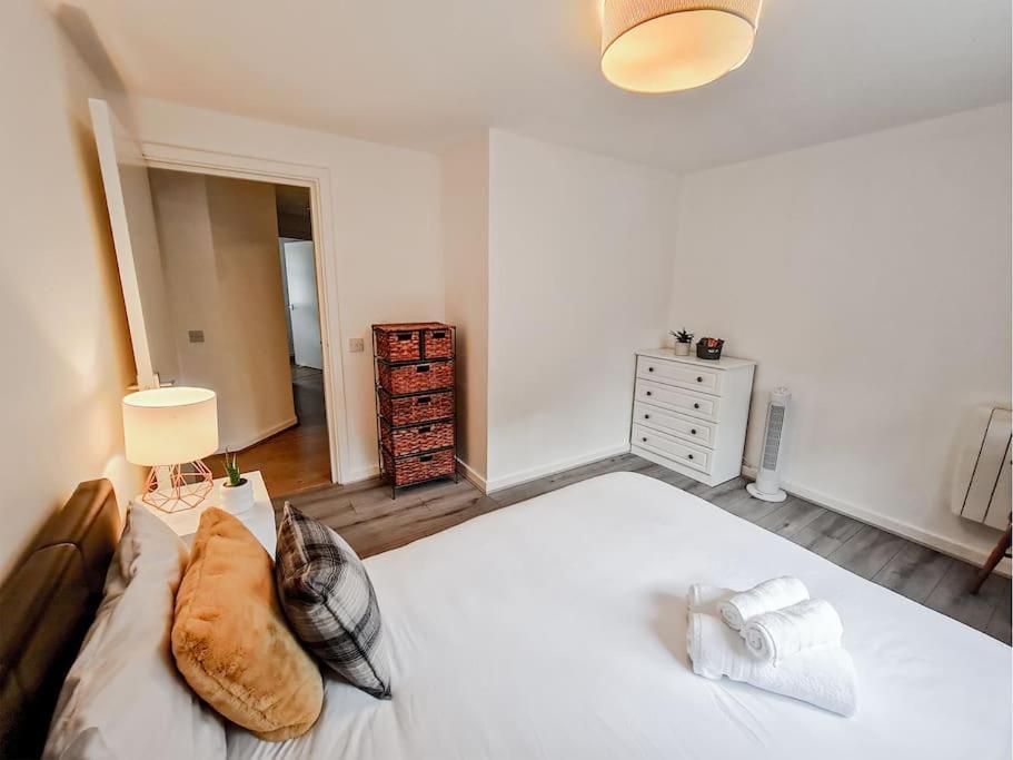 Comfy 2 Bed Flat With Free Parking, Close To Tube *