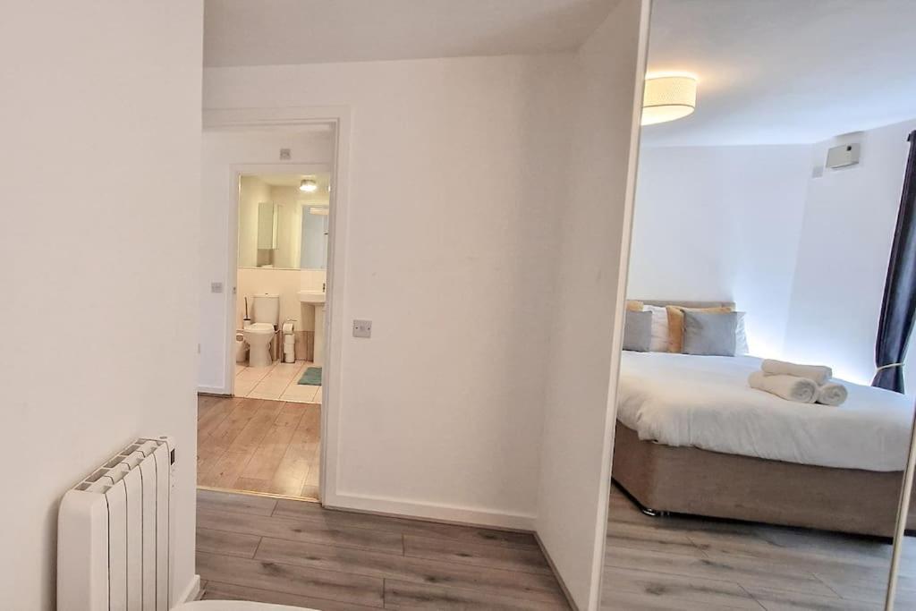 Apartment Comfy 2 Bed Flat With Free Parking, Close To Tube