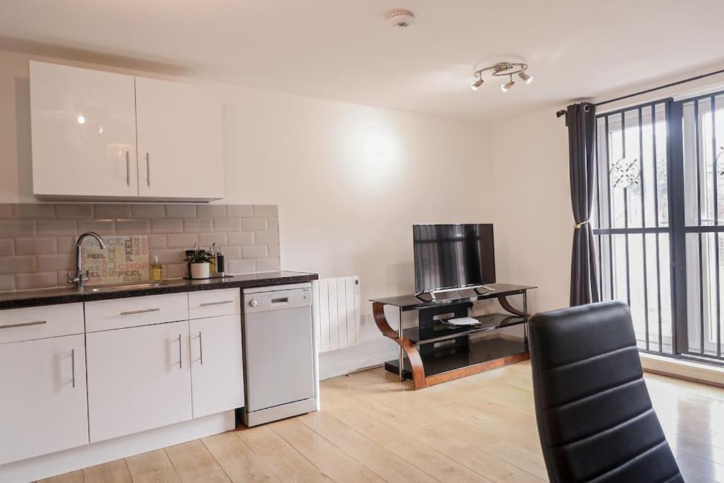 Comfy 2 Bed Flat With Free Parking, Close To Tube Apartment