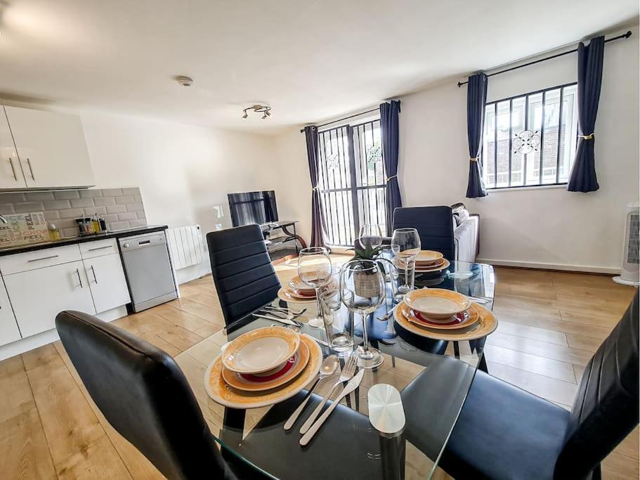 Comfy 2 Bed Flat With Free Parking, Close To Tube London
