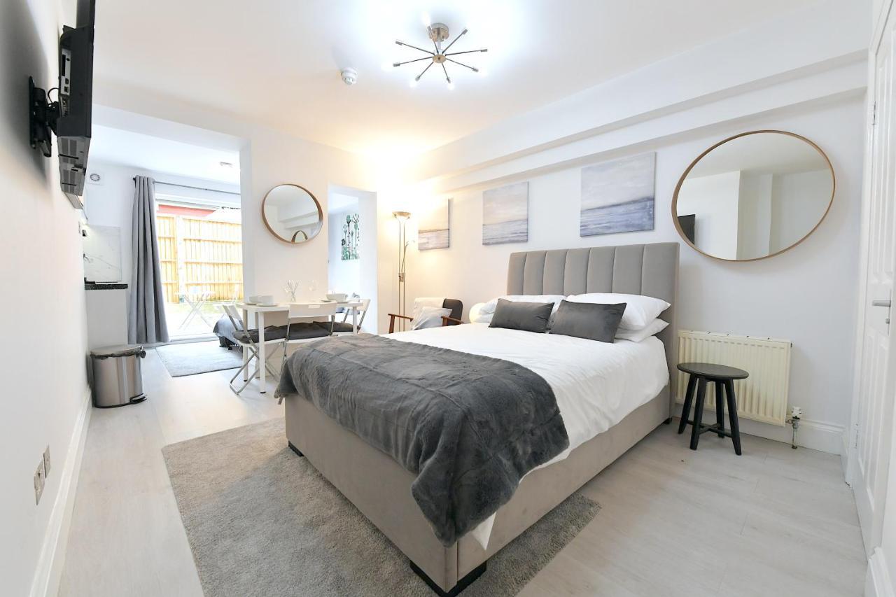 Apartment Studios: Line Convenience Near Westfield London