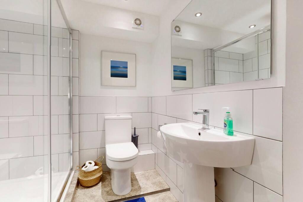 Lovely 2 Bedroom Flat Overlooking Canary Wharf Apartment *