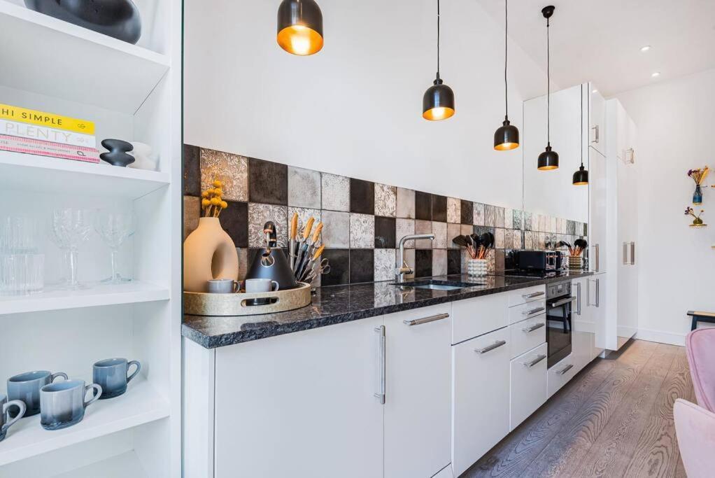 Lady On The Lane- 2 Bed Primrose Hill * Londen