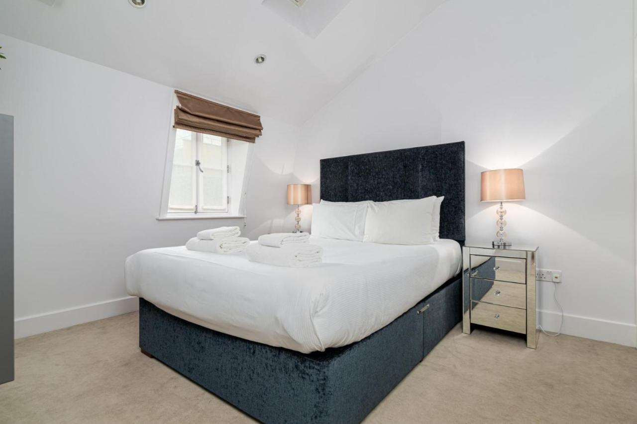 A Stunning Three Bedroom In Mayfair *