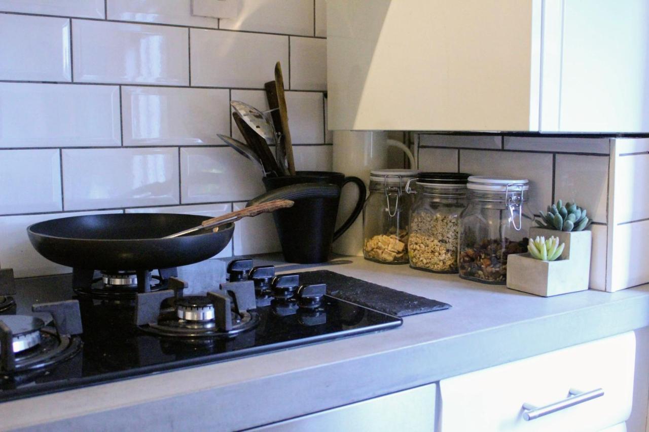Traditional Victorian 2 Bed In Cobbled Street + Mod Cons - Full *