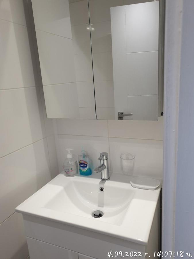 Beautiful 1 Bedroom Penthouse Flat *