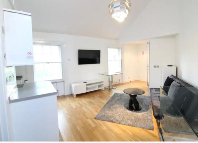 Beautiful 1 Bedroom Penthouse Flat Apartamento