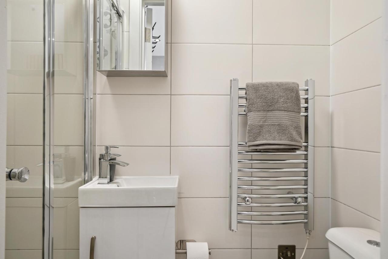 Cosy Heathrow - Parking - Garden Appartement