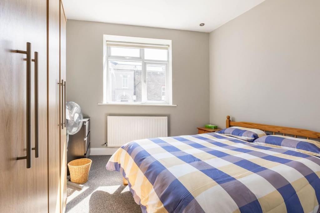 Spacious 2 Bed 2 Bath With Free Parking For 2 Cars And Underground Station Zone 2 For Quick Access To Up To 10 Guests Apartment
