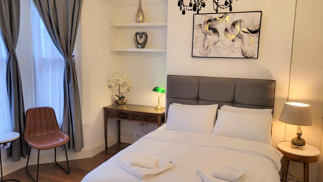2 Bed Luxury Service In The Heart Of Chiswick Town, W4 Zone 2 * Londres