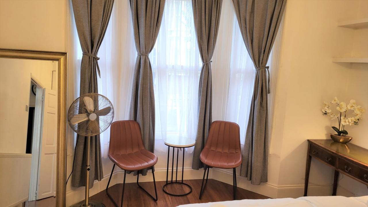 2 Bed Luxury Service In The Heart Of Chiswick Town, W4 Zone 2 Appartement